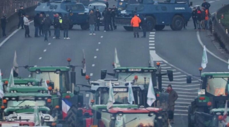 Protestos Agrários Paralisam Estradas na França; 18 Detidos pela Polícia