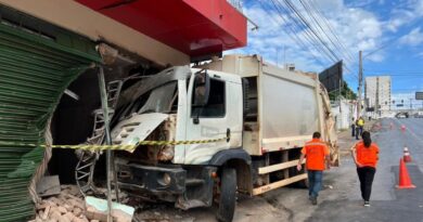 Caminhão de lixo colide contra fachada de empresa na Isaac Póvoas; coletores saem com ferimentos leves