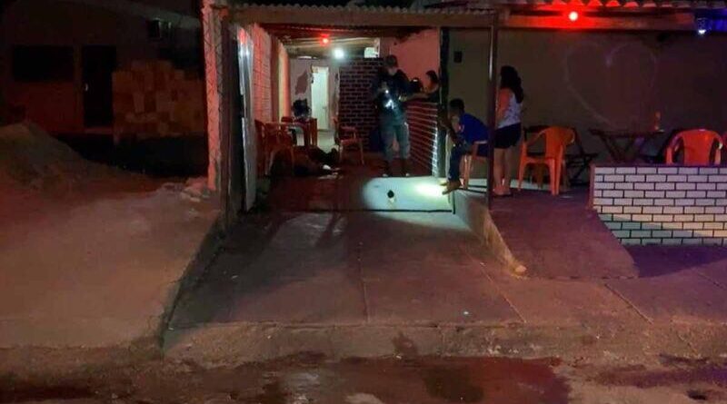 Dois homens são assassinados a tiros em bar de Pontes e Lacerda