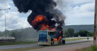 Vídeo mostra ônibus de viagem pegando fogo na BR-364