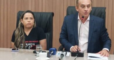 Mulher de deputado repreende equipe por falta de defesa nas redes sociais