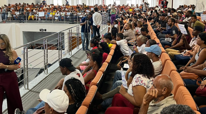 Conflito em Cuiabá: Casas são demolidas em área invadida enquanto grileiros protestam na Assembleia Legislativa