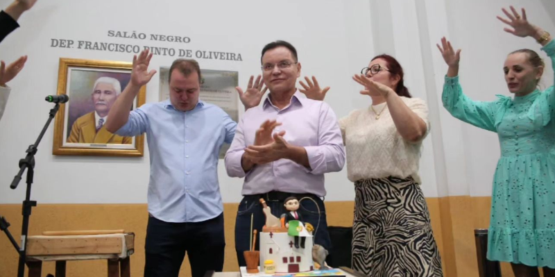 Presidente da Assembleia de Mato Grosso, Eduardo Botelho, celebra 65 anos com bolo personalizado