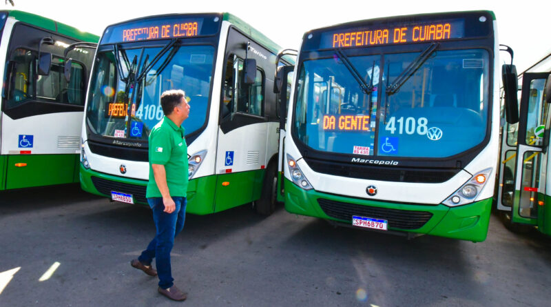 Prefeito Emanuel Pinheiro entrega 13 ônibus zero quilômetro; sem aumento de tarifa, frota chega a 79% de veículos climatizados