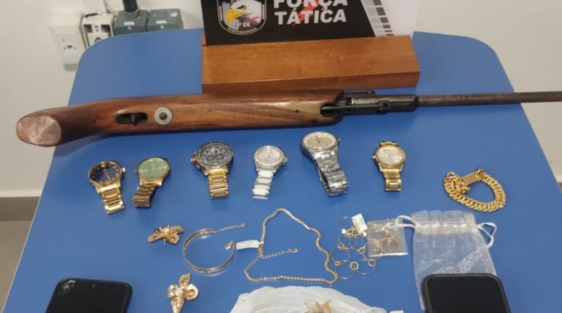 PM prende homem por porte ilegal de arma e recupera relógios e joias furtados