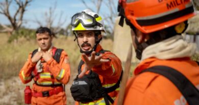 Bombeiros fazem ação preventiva para criar “área de escape” e conter incêndios florestais