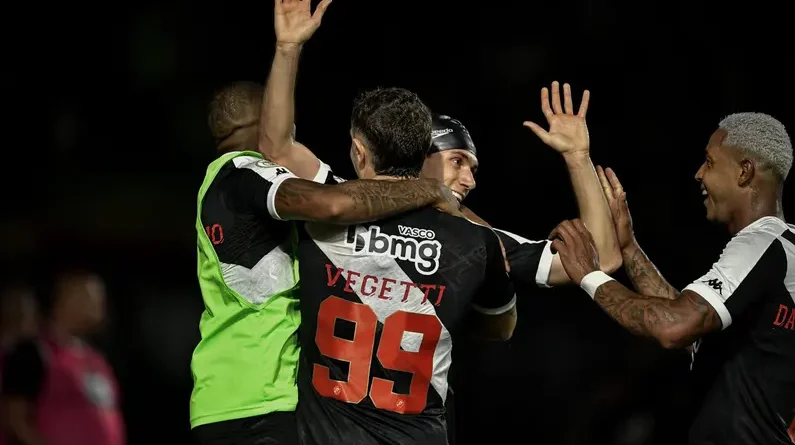 Com lei do ex, Vasco vence o Corinthians pelo Brasileirão e quebra jejum de 14 anos