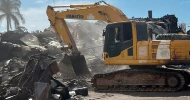 Máquinas Removem Escombros do Shopping Popular Após Incêndio Devastador