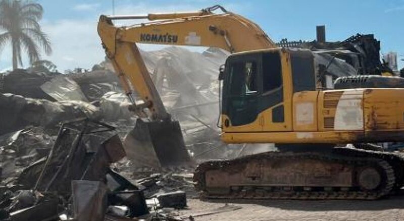 Máquinas Removem Escombros do Shopping Popular Após Incêndio Devastador