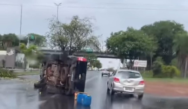 Caminhonete capota na Avenida Fernando Corrêa e motorista fica ferido