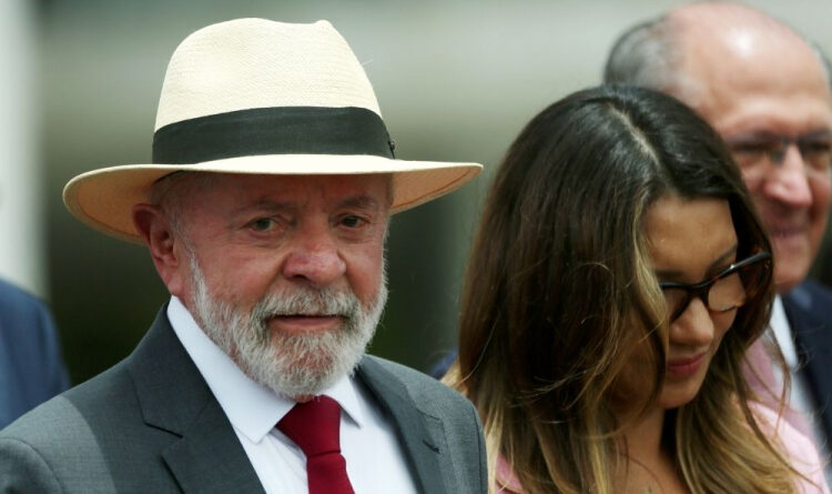 Lula se enrola ao improvisar e faz piada inoportuna sobre amantes e democracia