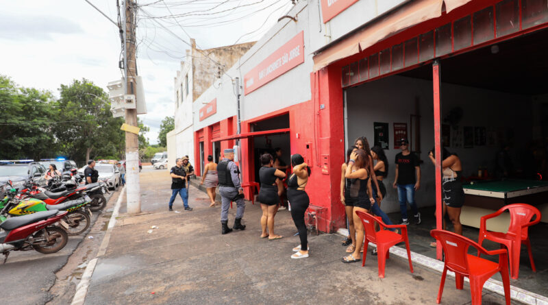 Operação coordenada pela Prefeitura fecha bares com indícios de ponto de prostituição