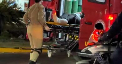 Bombeiros socorrem duas mulheres feridas após colisão entre motocicletas