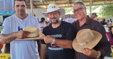 Chapéu autografado por Bolsonaro é leiloado por R$ 22 mil em Juara