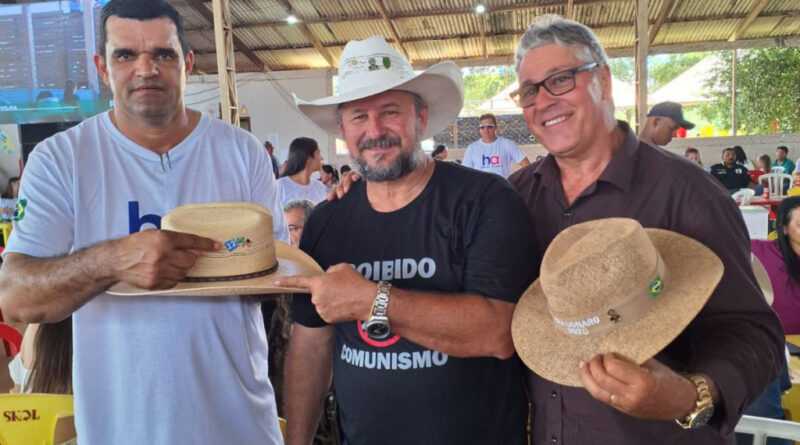 Chapéu autografado por Bolsonaro é leiloado por R$ 22 mil em Juara