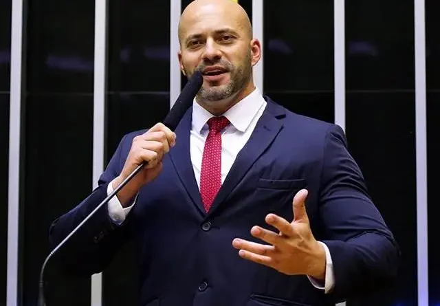 Alexandre de Moraes arquiva inquérito contra Daniel Silveira sobre tornozeleira eletrônica