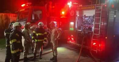 Corpo de Bombeiros combate incêndio em residência em Várzea Grande 