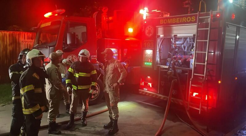Corpo de Bombeiros combate incêndio em residência em Várzea Grande 