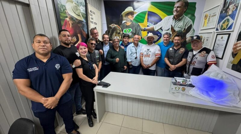 Motociclistas homenageiam o deputado Gilberto Cattani por apoio ao projeto Cultura Pela Paz