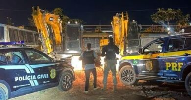 Polícia Civil e PRF recuperam escavadeiras furtadas no Rio de Janeiro em Pontes e Lacerda