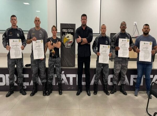 Militares que abateram líder de facção que extorquia comerciantes são homenageados