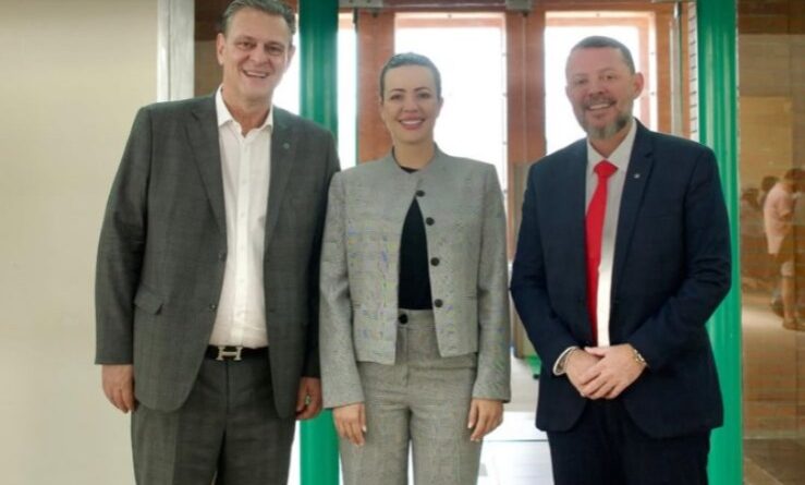 Após taxar o agro em MT, Hugo Garcia sinaliza aliança com o governo Lula ao posar com ministro