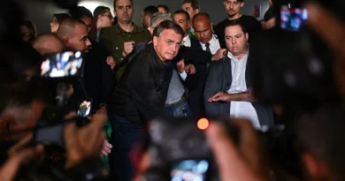 Após ameaça de Moraes, Bolsonaro cancela ida à Câmara e permanece no PL