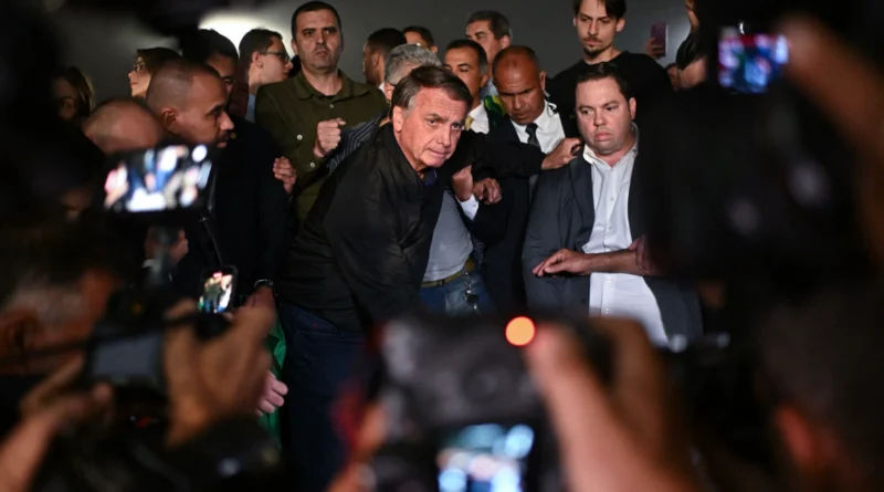 Após ameaça de Moraes, Bolsonaro cancela ida à Câmara e permanece no PL