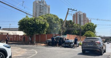 Acidente entre caminhonete e carro deixa parte de bairro de Cuiabá sem energia