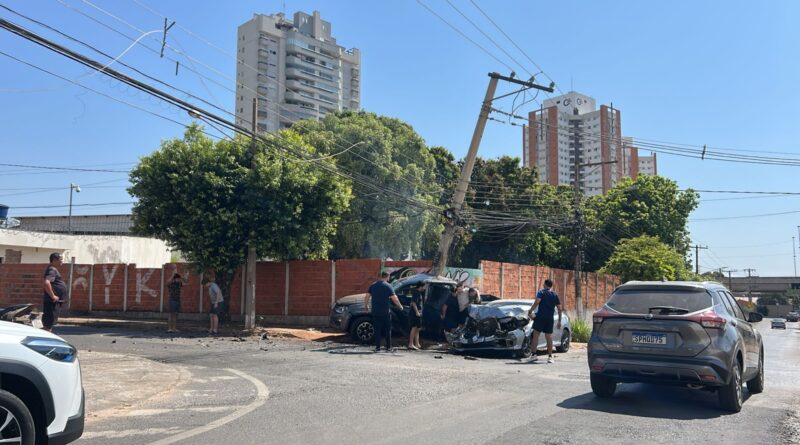 Acidente entre caminhonete e carro deixa parte de bairro de Cuiabá sem energia