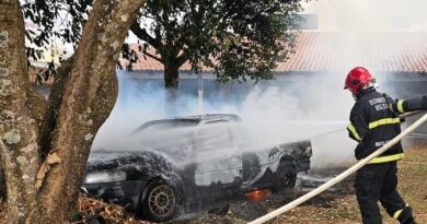 Corpo de Bombeiros controla fogo em veículo no centro da cidade