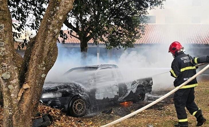 Corpo de Bombeiros controla fogo em veículo no centro da cidade