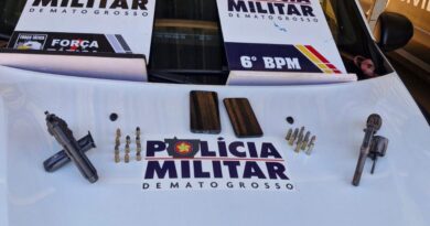 PM prende dois suspeitos por porte ilegal de arma de fogo e recupera moto furtada