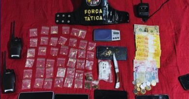 PM conduz cinco pessoas por tráfico de drogas e apreende 47 porções de entorpecentes
