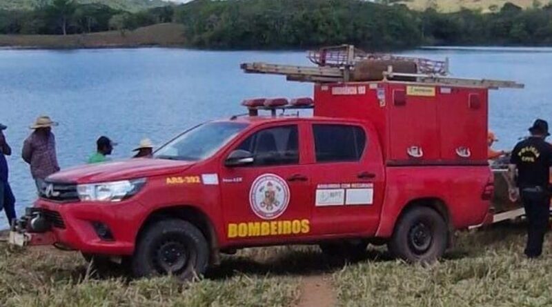 Bombeiros localizam corpos de pescadores que se afogaram em lago de represa