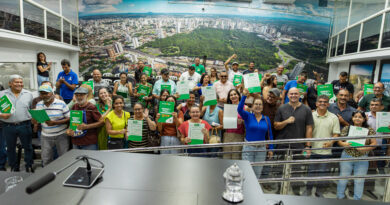 Em solenidade na Câmara, 150 famílias recebem títulos definitivos de propriedade em Cuiabá