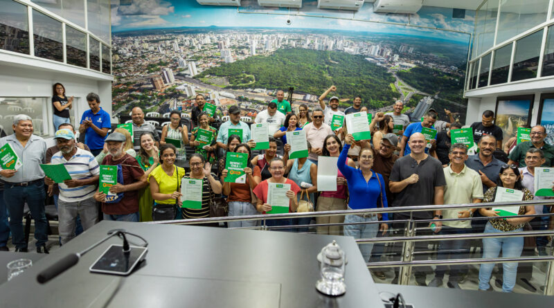 Em solenidade na Câmara, 150 famílias recebem títulos definitivos de propriedade em Cuiabá