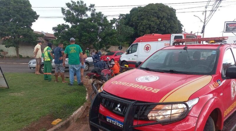 Bombeiros militares socorrem mulher de 54 anos que ficou ferida após colisão entre carro e moto