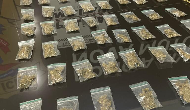 PM flagra adolescente pilotando moto em alta velocidade e apreende 60 porções de maconha