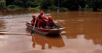 Corpo de Bombeiros socorre e resgata vítima arrastada pela água após fortes chuvas em Cuiabá e VG