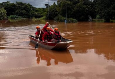 Corpo de Bombeiros socorre e resgata vítima arrastada pela água após fortes chuvas em Cuiabá e VG