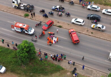 Mulher morre após acidente entre moto e caminhão na Avenida Fernando Corrêa, em Cuiabá