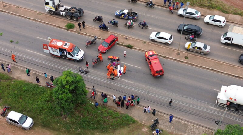 Mulher morre após acidente entre moto e caminhão na Avenida Fernando Corrêa, em Cuiabá