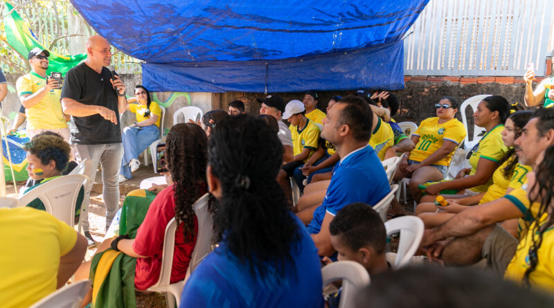 Prefeito anuncia asfalto no Serra Dourada durante transmissão do jogo do Brasil no Minha Rua é Show de Bola