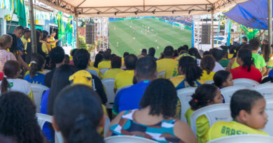 Prefeitura leva telão em ruas de Cuiabá e reúne moradores para acompanhar vitória do Brasil contra o Japão