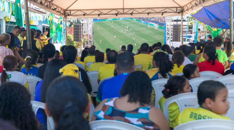 Prefeitura leva telão em ruas de Cuiabá e reúne moradores para acompanhar vitória do Brasil contra o Japão